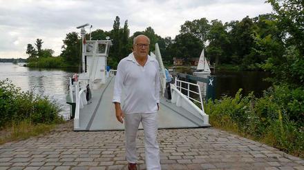 Einer seiner Lieblingsorte. Regisseur Volker Schlöndorff vor der Fähre zur Pfaueninsel. Sogar die Farben passen...