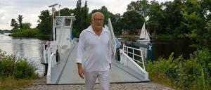 Einer seiner Lieblingsorte. Regisseur Volker Schlöndorff vor der Fähre zur Pfaueninsel. Sogar die Farben passen...