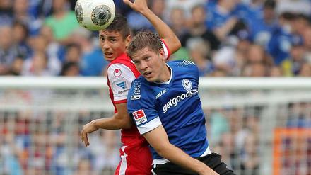 Bielefelds Fabian Klos (r) und der Berliner Damir Kreilach kämpfen um den Ball.