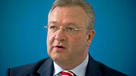 Innensenator Frank Henkel zieht den Hut vor Sozialsenator Mario Czaja.