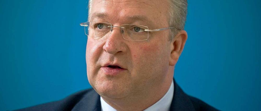 Innensenator Frank Henkel zieht den Hut vor Sozialsenator Mario Czaja.