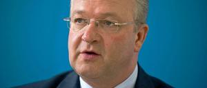 Innensenator Frank Henkel zieht den Hut vor Sozialsenator Mario Czaja.