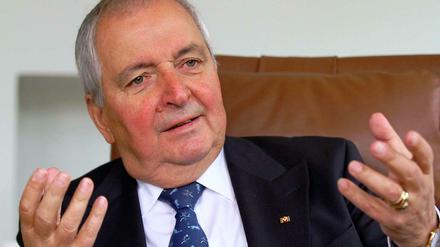 2010 sagte Klaus Töpfer im Interview mit dem Tagesspiegel, dass die Frage, ob zentrale Versorgungsstrukturen überhaupt noch eine Zukunft haben: "In den neuen Ländern ist das schon gar keine ideologische Frage mehr." Er illustrierte das mit einem Beispiel: "Es gibt Regionen, wo man das Abwasser besser mit dem Taxi in die nächstgelegene Kläranlage bringen lässt. Das wäre sicherlich billiger." Damals formulierte er die wichtigste Aufgabe für sein neues Institut IASS: "Mich beschäftigt sehr, wie aus einer Wissensgesellschaft eine Wissensdemokratie werden kann." Deshalb will er den Dialog zwischen Wissenschaft, Politik, Gesellschaft und Wirtschaft organisieren. Abschließend sagte er damals: "Wir haben eine Demokratie, die zunehmend zur Hülse wird, in der sich die Menschen gar nicht mehr zu Hause fühlen. Es kann nicht sein, dass die demokratische Bandbreite zwischen ,basta' und ,aussitzen' liegt." Davor zeigte er dem Fotografen und der Reporterin stolz den Tresor im IASS. In dem Gebäude waren einmal Teile der Zentralbank der DDR untergebracht. 