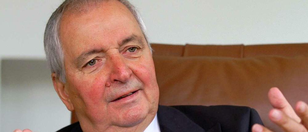 2010 sagte Klaus Töpfer im Interview mit dem Tagesspiegel, dass die Frage, ob zentrale Versorgungsstrukturen überhaupt noch eine Zukunft haben: "In den neuen Ländern ist das schon gar keine ideologische Frage mehr." Er illustrierte das mit einem Beispiel: "Es gibt Regionen, wo man das Abwasser besser mit dem Taxi in die nächstgelegene Kläranlage bringen lässt. Das wäre sicherlich billiger." Damals formulierte er die wichtigste Aufgabe für sein neues Institut IASS: "Mich beschäftigt sehr, wie aus einer Wissensgesellschaft eine Wissensdemokratie werden kann." Deshalb will er den Dialog zwischen Wissenschaft, Politik, Gesellschaft und Wirtschaft organisieren. Abschließend sagte er damals: "Wir haben eine Demokratie, die zunehmend zur Hülse wird, in der sich die Menschen gar nicht mehr zu Hause fühlen. Es kann nicht sein, dass die demokratische Bandbreite zwischen ,basta' und ,aussitzen' liegt." Davor zeigte er dem Fotografen und der Reporterin stolz den Tresor im IASS. In dem Gebäude waren einmal Teile der Zentralbank der DDR untergebracht. 