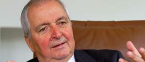 2010 sagte Klaus Töpfer im Interview mit dem Tagesspiegel, dass die Frage, ob zentrale Versorgungsstrukturen überhaupt noch eine Zukunft haben: "In den neuen Ländern ist das schon gar keine ideologische Frage mehr." Er illustrierte das mit einem Beispiel: "Es gibt Regionen, wo man das Abwasser besser mit dem Taxi in die nächstgelegene Kläranlage bringen lässt. Das wäre sicherlich billiger." Damals formulierte er die wichtigste Aufgabe für sein neues Institut IASS: "Mich beschäftigt sehr, wie aus einer Wissensgesellschaft eine Wissensdemokratie werden kann." Deshalb will er den Dialog zwischen Wissenschaft, Politik, Gesellschaft und Wirtschaft organisieren. Abschließend sagte er damals: "Wir haben eine Demokratie, die zunehmend zur Hülse wird, in der sich die Menschen gar nicht mehr zu Hause fühlen. Es kann nicht sein, dass die demokratische Bandbreite zwischen ,basta' und ,aussitzen' liegt." Davor zeigte er dem Fotografen und der Reporterin stolz den Tresor im IASS. In dem Gebäude waren einmal Teile der Zentralbank der DDR untergebracht. 