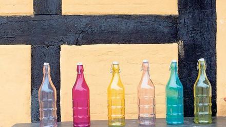 Stillleben im Dorf. Bornholmer lieben Glas. Und manche von ihnen stellen es selbst her, Mundgeblasenes in vielen Farben und Formen.