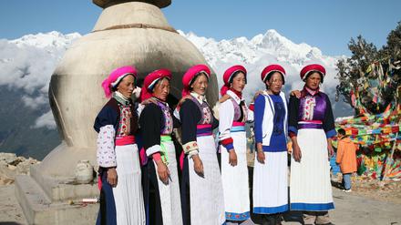 Zivilisierte Touristen. Diese Frauen, abgelichtet im Meili Schneegebirge, machen in ihren traditionellen Trachten schon mal eine gute Figur.
