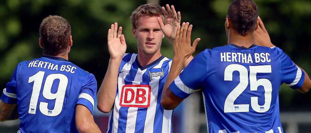 Sebastian Langkamp klatscht sich nach seinem Tor im Testspiel gegen Krakau mit John Anthony Brooks, seinem designierten Partner in der Innenverteidigung, ab.