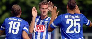 Sebastian Langkamp klatscht sich nach seinem Tor im Testspiel gegen Krakau mit John Anthony Brooks, seinem designierten Partner in der Innenverteidigung, ab.