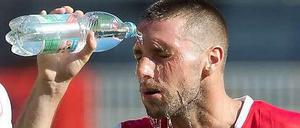 Wasser gegen die Hitze: Auch Marc Pfertzel weiß mit den Temperaturen umzugehen.