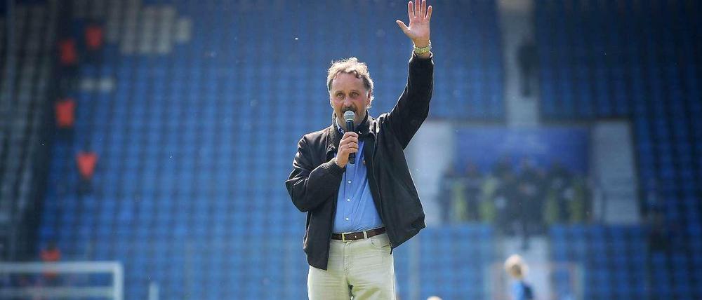 Peter Neururer, 58, kommt seit 1987 auf 14 Stationen als Trainer im deutschen Profifußball. Nach Hannover 96 betreut er nun auch den VfL Bochum zum zweiten Mal.