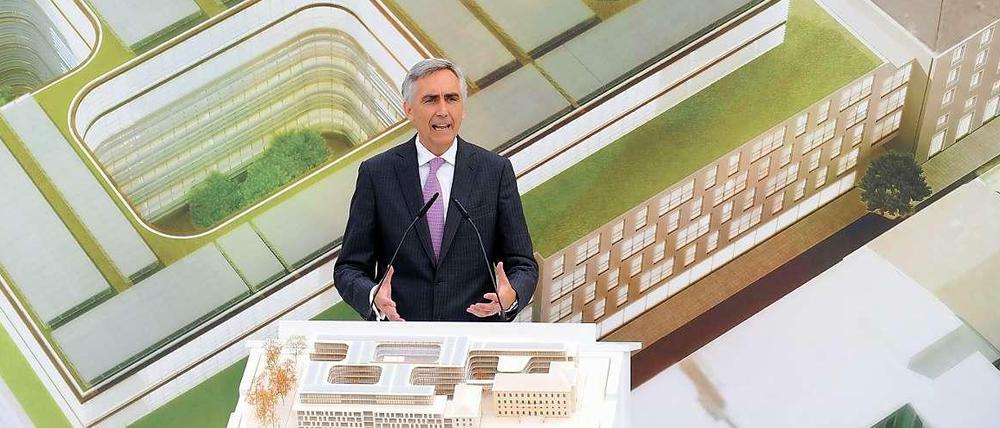 Grundsteinlegung für neue Siemens-Konzernzentrale in München. Vorstandschef Peter Löscher hatte bei der feierlichen Grundsteinlegung für den Neubau der Siemens-Zentrale am Wittelsbacherplatz noch Grund zum Feiern.