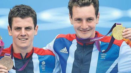Jonathan (l.), 23, und Alistair Brownlee, 25, gewannen 2012 bei Olympia in London Bronze im Triathlon. Alistair wurde 2010 und 2011 Weltmeister auf der Kurzdistanz, 2012 siegte Jonathan. Am Sonntag starten beide bei der World Triathlon Series in Hamburg. Foto: AFP