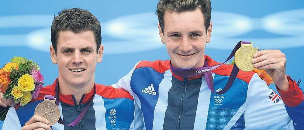 Jonathan (l.), 23, und Alistair Brownlee, 25, gewannen 2012 bei Olympia in London Bronze im Triathlon. Alistair wurde 2010 und 2011 Weltmeister auf der Kurzdistanz, 2012 siegte Jonathan. Am Sonntag starten beide bei der World Triathlon Series in Hamburg. Foto: AFP
