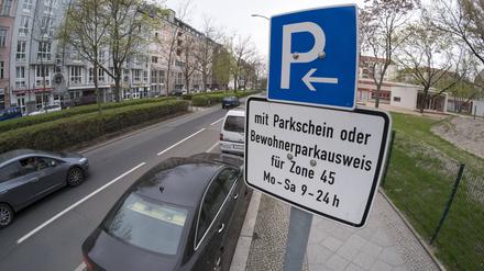 Hinweisschild zum kostenpflichtigen Parken oder Parken mit einem Anwohnerparkausweis in der Wichertstrasse in Berlin-Prenzlauer Berg. 