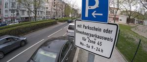  Hinweisschild zum kostenpflichtigen Parken oder Parken mit einem anwohnerparkausweis in der Wichertstrasse in Berlin-Prenzlauer Berg Halteverbot