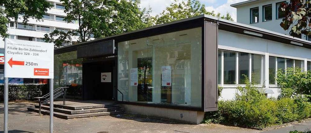 Vor dem Abriss. In der zweiten Augustwoche beginnen die Bauarbeiten an der Clayallee 342. Die Santander-Bank ist umgezogen in die „Zehlendorfer Welle“.