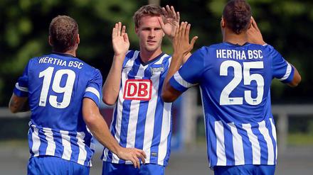 Na bitte. Torschütze Langkamp jubelt mit Lasogga (l.) und Brooks (r).