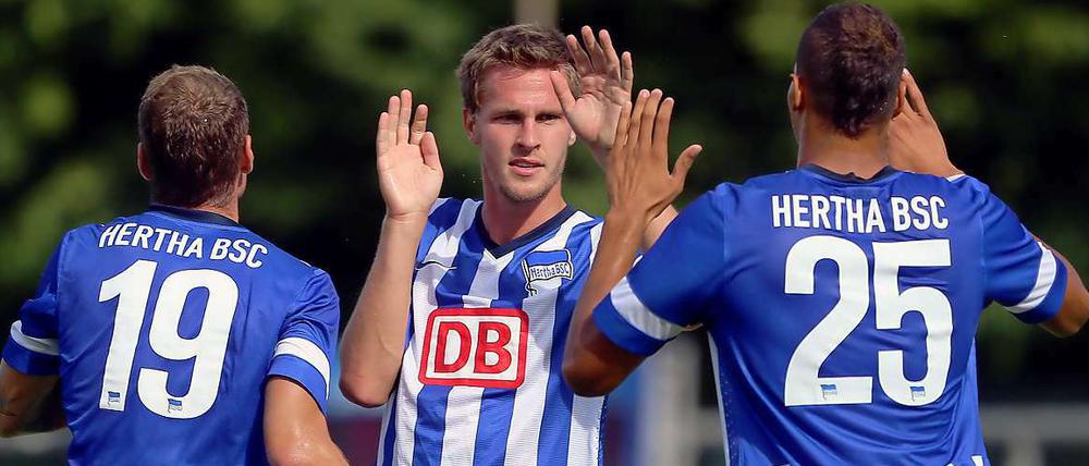 Na bitte. Torschütze Langkamp jubelt mit Lasogga (l.) und Brooks (r).