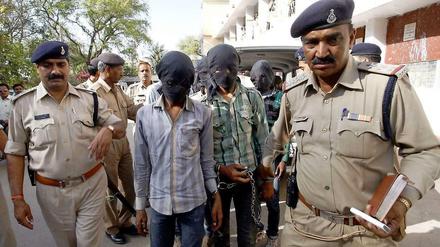 Vor gut vier Monaten wurden in Indien eine Schweizerin und ihr Partner überfallen und ausgeraubt. Die sechs männlichen Täter fesselten den Mann und vergingen sich vor seinen Augen an der Frau. Nun wurden die Männer zu einer lebenslangen Haft verurteilt.