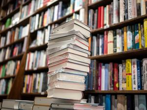 Ein Stapel neuer Bücher liegt auf einem Verkaufstisch in einer Buchhandlung im Stadtteil Bornheim. (zu dpa Zweiter Lockdown belastet Jahresbilanz des Buchhandels) +++ dpa-Bildfunk +++