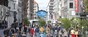 Autofreie Friedrichstrasse Fussgaenger gehen uber die autofreie Friedrichsstrasse in Berlin, am 06.10.2019. Die Friedrichstraße wird an zwei Tagen, zwischen Franzoesischer und Mohrenstraße, zur autofreien Zone. Die Menschen erleben, wie sich Großstadt ohne Verkehrslaerm, Stau und Benzingeruch anfuehlt. Stattdessen gibt es Modenschauen, Musik und Sekt im Freien. Berlin Berlin Deutschland *** Car-free Friedrichstrasse Pedestrians will cross the car-free Friedrichsstrasse in Berlin, on 06 10 2019 Friedrichstrasse will become a car-free zone on two days, between Franzoesische Strasse and Mohrenstrasse People will experience how big cities feel without traffic noise, traffic jams and the smell of gasoline Instead, there will be fashion shows, m 