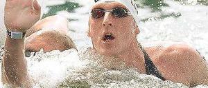 Gut angeschlagen. Thomas Lurz am Ende des Schwimm-Marathons im Meer vor Barcelona. Foto: dpa