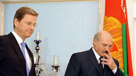 Bundesaußenminister Guido Westerwelle (FDP) und der weißrussische Präsident Alexander Lukaschenko (r) fanden sich bereits 2010 in Minsk zu einem Gespräch zusammen. Nach drei Jahren Selbst-Isolation soll es nun eine Annäherung geben.