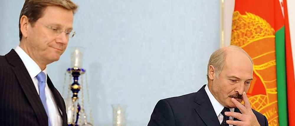 Bundesaußenminister Guido Westerwelle (FDP) und der weißrussische Präsident Alexander Lukaschenko (r) fanden sich bereits 2010 in Minsk zu einem Gespräch zusammen. Nach drei Jahren Selbst-Isolation soll es nun eine Annäherung geben.
