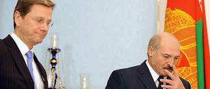 Bundesaußenminister Guido Westerwelle (FDP) und der weißrussische Präsident Alexander Lukaschenko (r) fanden sich bereits 2010 in Minsk zu einem Gespräch zusammen. Nach drei Jahren Selbst-Isolation soll es nun eine Annäherung geben.