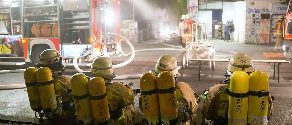 Feuer in der Skalitzer Straße in Kreuzberg. Am Samstagabend war die Feuerwehr mit 75 Mann im Einsatz.
