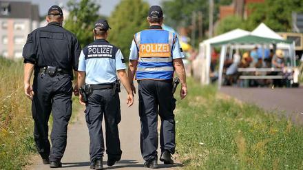 Polizisten patrouillieren in der Nähe von Bundeswehrgelände