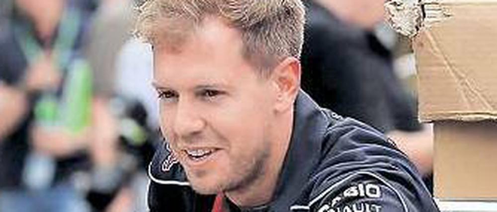 Voll in Fahrt, auch als Beifahrer. Vettel bei der Ankunft auf dem Kurs in Budapest.