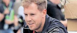 Voll in Fahrt, auch als Beifahrer. Vettel bei der Ankunft auf dem Kurs in Budapest.