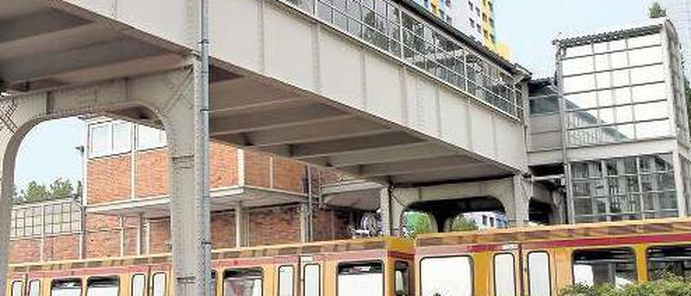 Rumpfstück. Der Lange Jammer war einst über 400 Meter lang, seit 2002 steht nur noch das Teilstück am S-Bahnhof Storkower Straße.