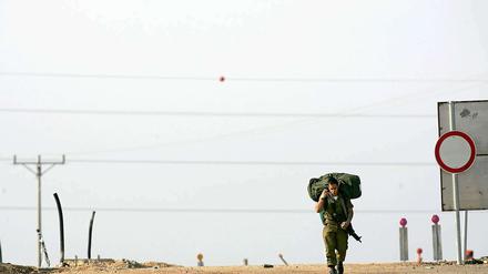 Allein durch den Sand. Ein Soldat nahe des Gazastreifens.