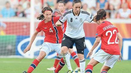 Auf das Wiedersehen! Nadine Keßler (Mitte) im Gruppenspiel gegen Norwegen, das die Deutschen überraschend 0:1 verloren. 