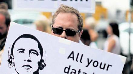 Noch keine Massenbewegung. Mitte Juni gab es eine Demonstration gegen die Überwachung durch den amerikanischen Geheimdienst vor dem Checkpoint Charlie. Die Piraten hoffen nun, dass ihnen solche Proteste doch noch nützen. Foto: Kay Nietfeld/dpa