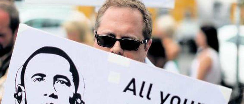 Noch keine Massenbewegung. Mitte Juni gab es eine Demonstration gegen die Überwachung durch den amerikanischen Geheimdienst vor dem Checkpoint Charlie. Die Piraten hoffen nun, dass ihnen solche Proteste doch noch nützen. Foto: Kay Nietfeld/dpa