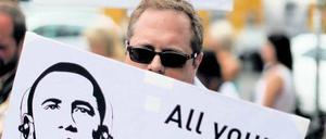 Noch keine Massenbewegung. Mitte Juni gab es eine Demonstration gegen die Überwachung durch den amerikanischen Geheimdienst vor dem Checkpoint Charlie. Die Piraten hoffen nun, dass ihnen solche Proteste doch noch nützen. Foto: Kay Nietfeld/dpa