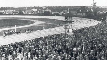 Volles Haus zum Auftakt: Schon zur ersten Rennsaison 1913 waren die Ränge auf der Trabrennbahn gut gefüllt.