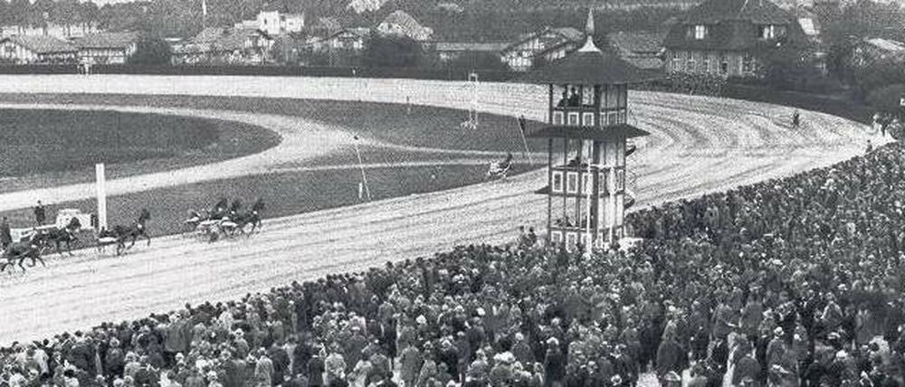 Volles Haus zum Auftakt: Schon zur ersten Rennsaison 1913 waren die Ränge auf der Trabrennbahn gut gefüllt.