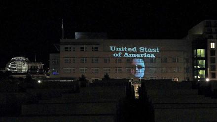 "United Stasi of America" projizierte der deutsche Künstler Oliver Bienkowski Anfang Juli an die Hauswand der US-amerikanischen Botschaft in Berlin.