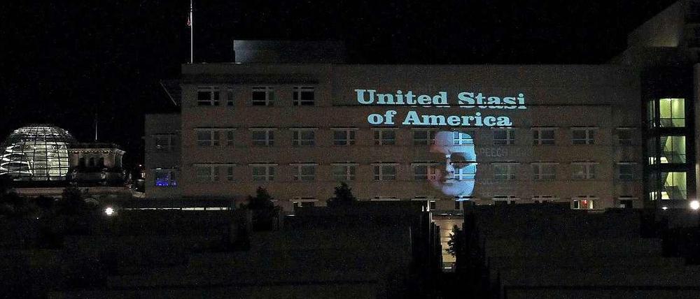 "United Stasi of America" projizierte der deutsche Künstler Oliver Bienkowski Anfang Juli an die Hauswand der US-amerikanischen Botschaft in Berlin.