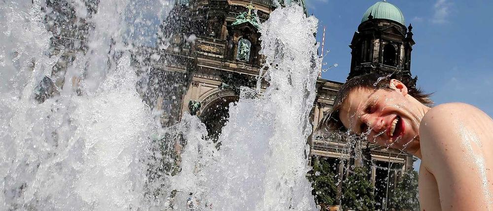 Abkühlung vor dem Dom - so entspannt kann es zugehen in Berlin.