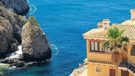 Auch der Preis ist heiß. Für ein wunderschön direkt am Meer gelegenes Appartement mit 100 Quadratmetern Wohnfläche in Santa Ponsa fallen schon einmal 675 000 Euro an.