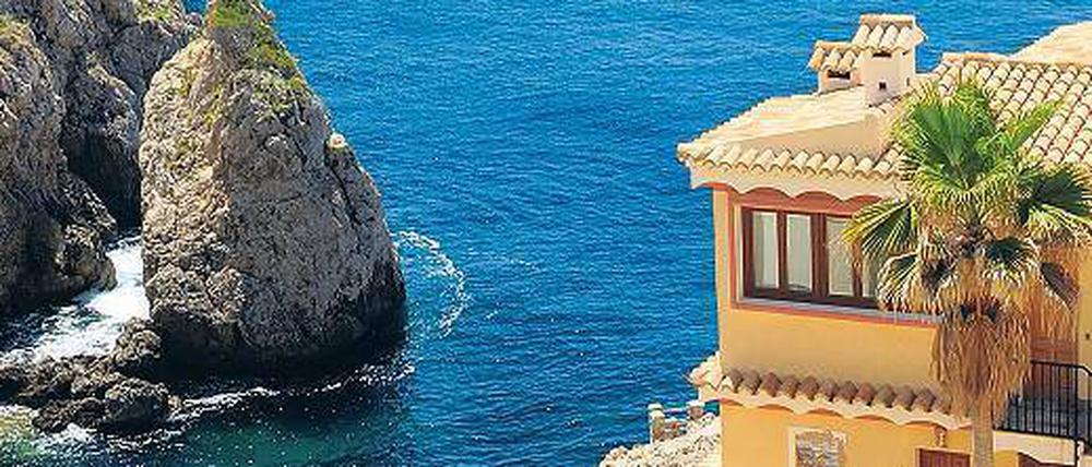 Auch der Preis ist heiß. Für ein wunderschön direkt am Meer gelegenes Appartement mit 100 Quadratmetern Wohnfläche in Santa Ponsa fallen schon einmal 675 000 Euro an.