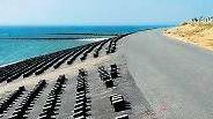 Küstenschutz. Das Deckwerk auf Wangerooge nimmt Wellen ihre Wucht. 