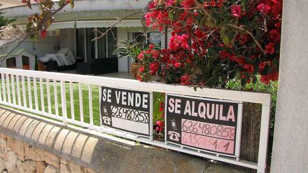 Ferienimmobilien in Spanien sind manchmal preiswert zu haben. Allerdings sollten Käufer genau hinsehen - sonst können Folgekosten drohen.