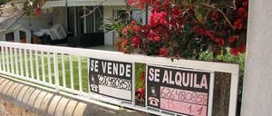Ferienimmobilien in Spanien sind manchmal preiswert zu haben. Allerdings sollten Käufer genau hinsehen - sonst können Folgekosten drohen.
